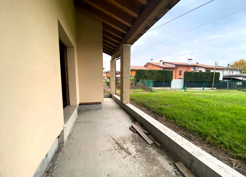 SAN PIETRO VIMINARIO: a Vanzo porzione di bifamiliare al grezzo su un unico piano. Dall'ampio por...