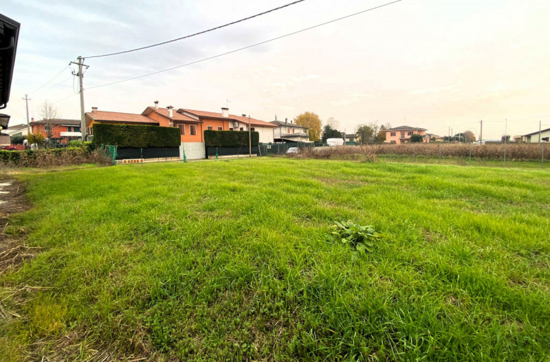 SAN PIETRO VIMINARIO: a Vanzo porzione di bifamiliare al grezzo su un unico piano. Dall'ampio por...