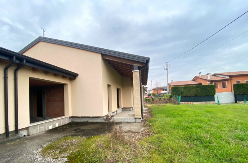 SAN PIETRO VIMINARIO: a Vanzo porzione di bifamiliare al grezzo su un unico piano. Dall'ampio por...