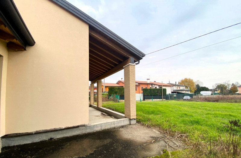 SAN PIETRO VIMINARIO: a Vanzo porzione di bifamiliare al grezzo su un unico piano. Dall'ampio por...