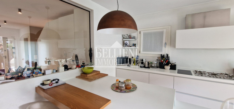 ZONA PISCINE - All'interno di un contesto residenziale riservato a soli cinque minuti dal centro ...