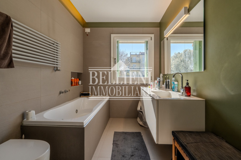 ZONA PISCINE - All'interno di un contesto residenziale riservato a soli cinque minuti dal centro ...