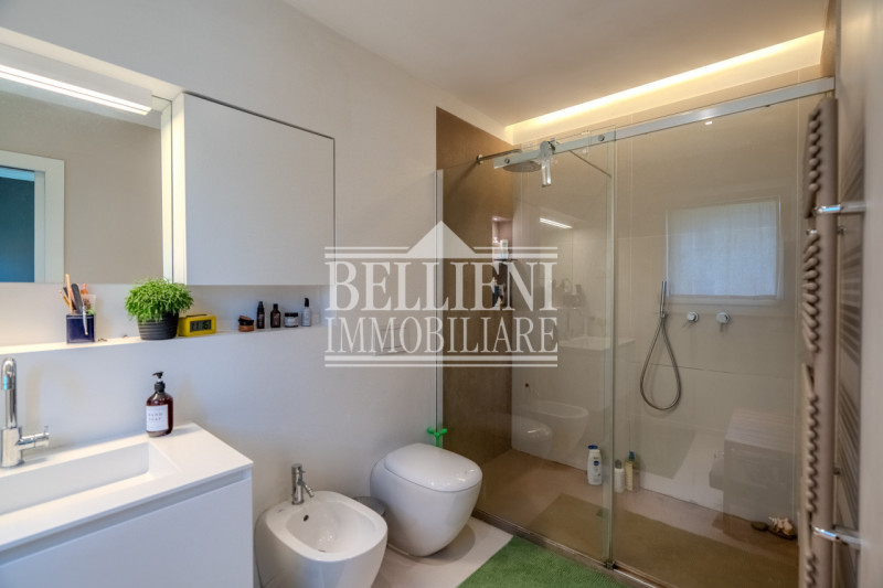 ZONA PISCINE - All'interno di un contesto residenziale riservato a soli cinque minuti dal centro ...