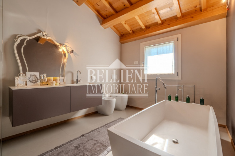 ZONA PISCINE - All'interno di un contesto residenziale riservato a soli cinque minuti dal centro ...