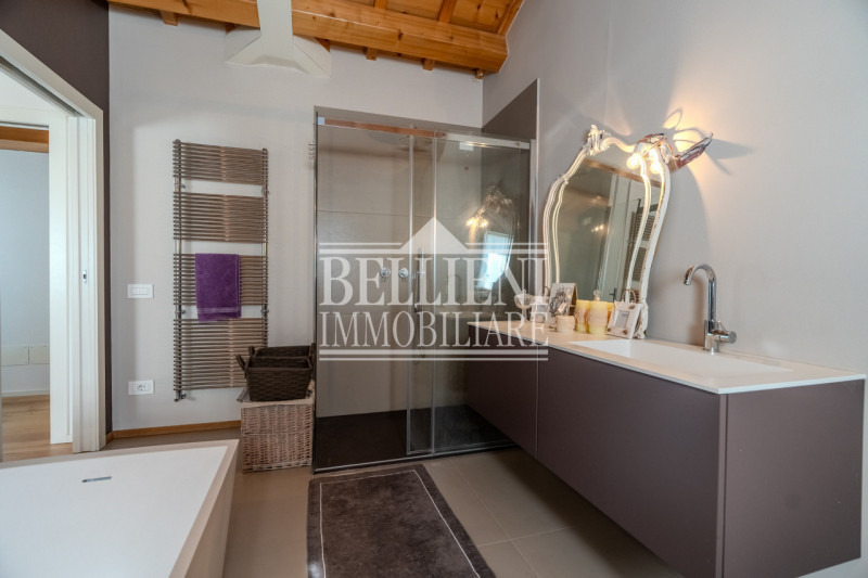 ZONA PISCINE - All'interno di un contesto residenziale riservato a soli cinque minuti dal centro ...