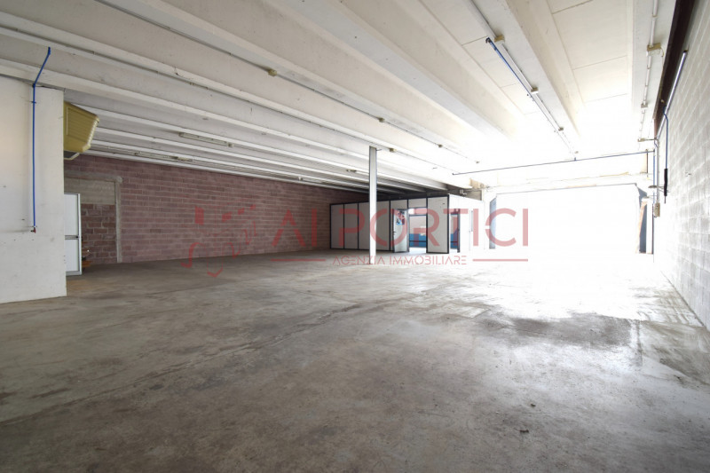 PONTELONGO - CAPANNONE fronte strada accostato di mq.554 calpestabili completo di uffici, servizi...