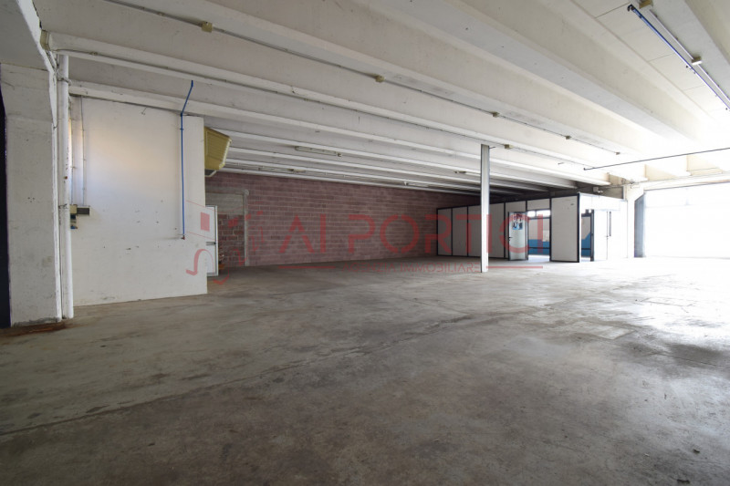 PONTELONGO - CAPANNONE fronte strada accostato di mq.554 calpestabili completo di uffici, servizi...