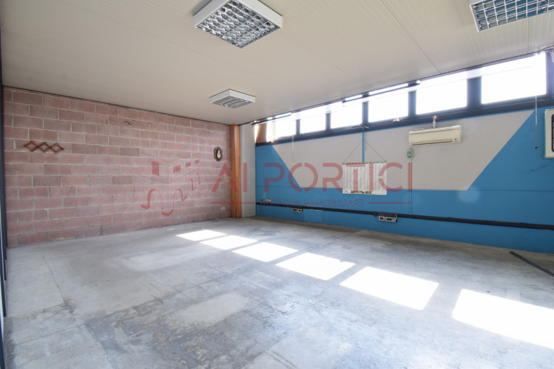 PONTELONGO - CAPANNONE fronte strada accostato di mq.554 calpestabili completo di uffici, servizi...