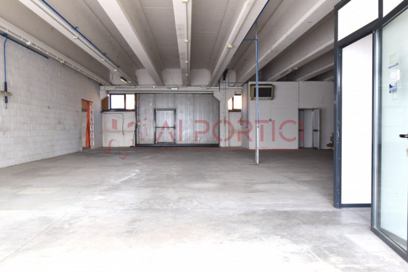 PONTELONGO - CAPANNONE fronte strada accostato di mq.554 calpestabili completo di uffici, servizi...