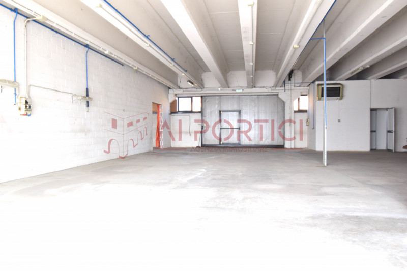 PONTELONGO - CAPANNONE fronte strada accostato di mq.554 calpestabili completo di uffici, servizi...