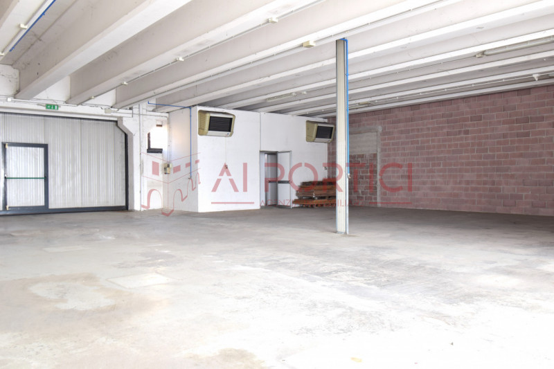 PONTELONGO - CAPANNONE fronte strada accostato di mq.554 calpestabili completo di uffici, servizi...