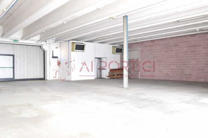 PONTELONGO - CAPANNONE fronte strada accostato di mq.554 calpestabili completo di uffici, servizi...