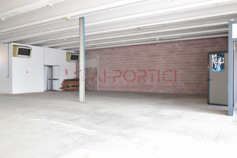 PONTELONGO - CAPANNONE fronte strada accostato di mq.554 calpestabili completo di uffici, servizi...