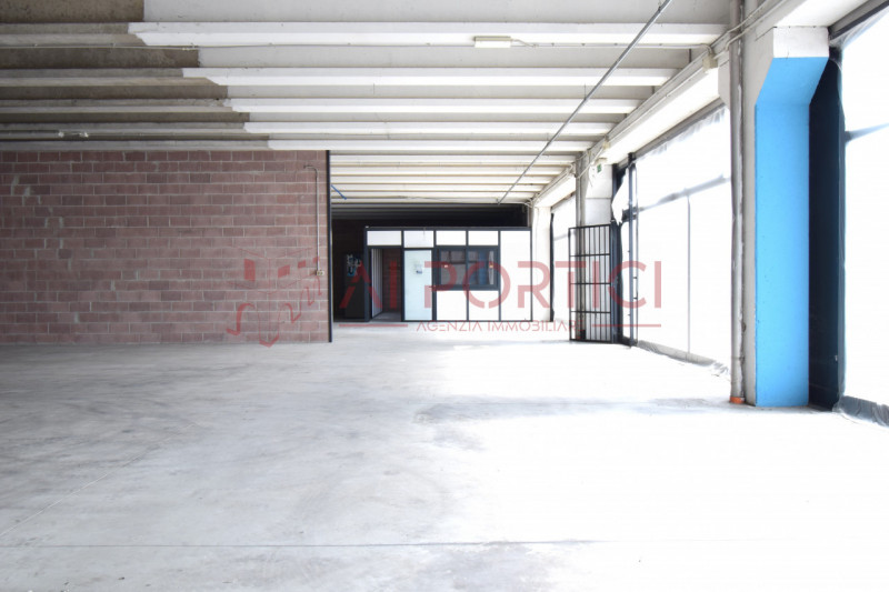 PONTELONGO - CAPANNONE fronte strada accostato di mq.554 calpestabili completo di uffici, servizi...