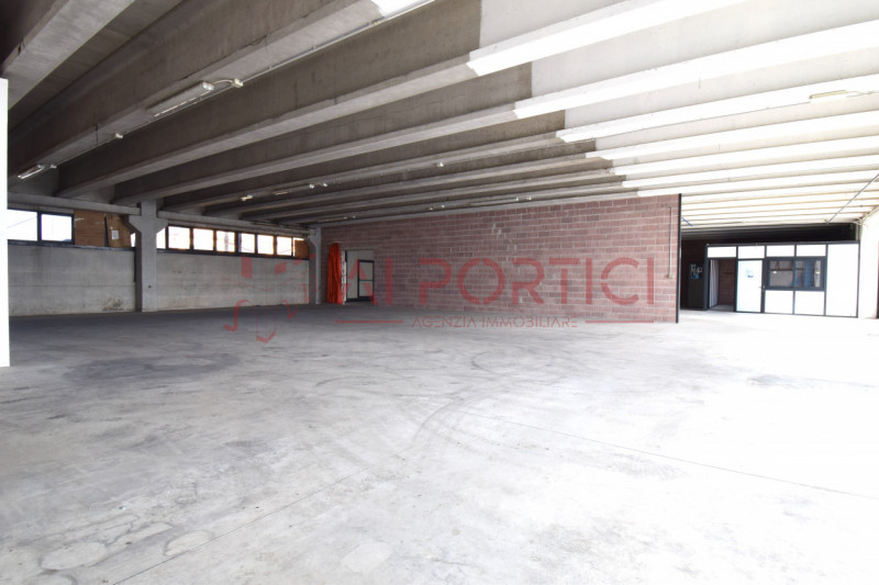 PONTELONGO - CAPANNONE fronte strada accostato di mq.554 calpestabili completo di uffici, servizi...