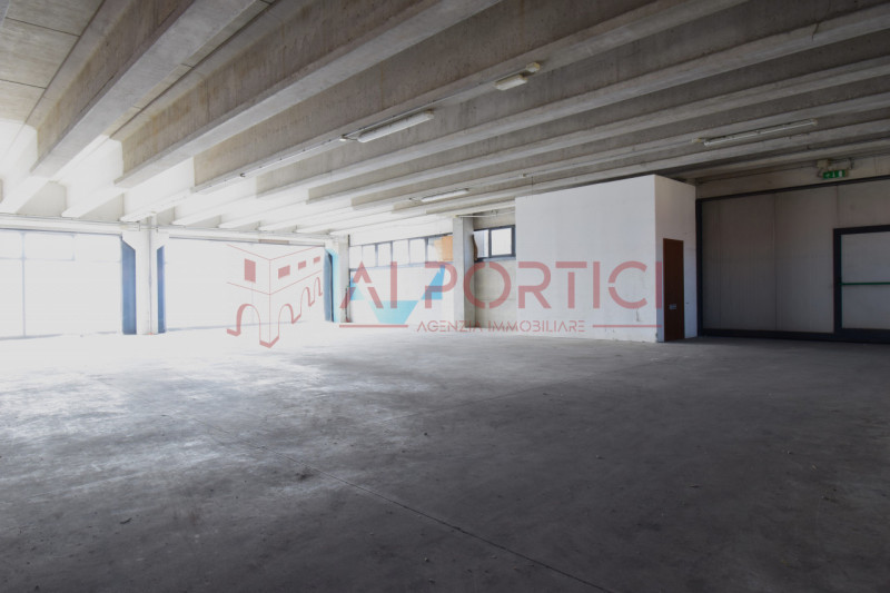 PONTELONGO - CAPANNONE fronte strada accostato di mq.554 calpestabili completo di uffici, servizi...