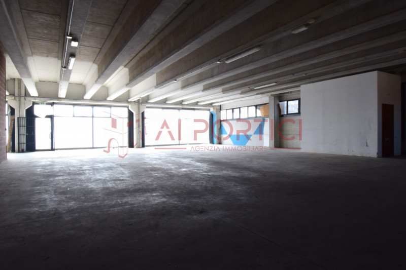 PONTELONGO - CAPANNONE fronte strada accostato di mq.554 calpestabili completo di uffici, servizi...