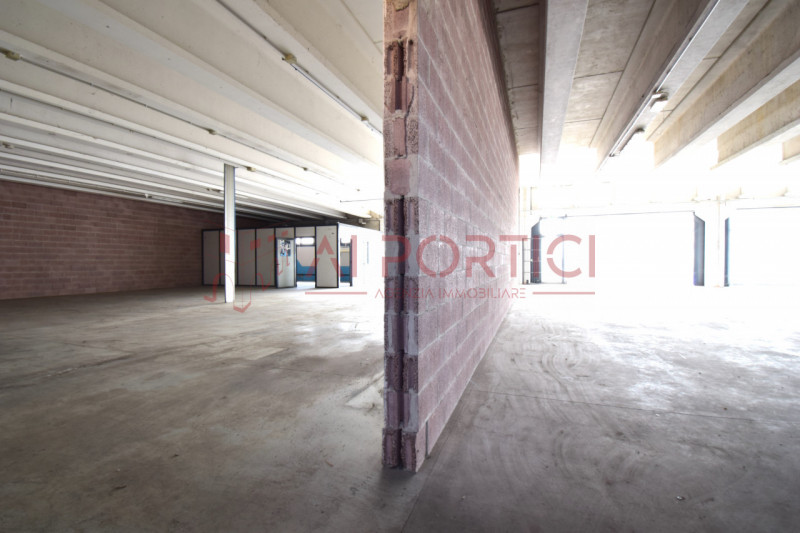 PONTELONGO - CAPANNONE fronte strada accostato di mq.554 calpestabili completo di uffici, servizi...