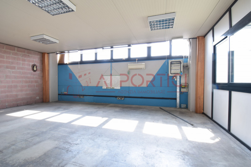 PONTELONGO - CAPANNONE fronte strada accostato di mq.554 calpestabili completo di uffici, servizi...