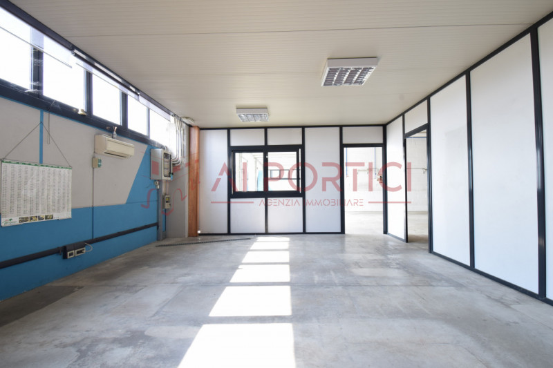 PONTELONGO - CAPANNONE fronte strada accostato di mq.554 calpestabili completo di uffici, servizi...