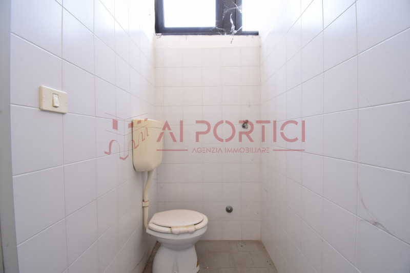 PONTELONGO - CAPANNONE fronte strada accostato di mq.554 calpestabili completo di uffici, servizi...