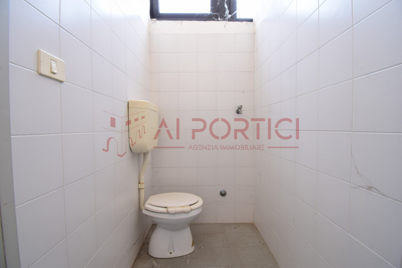 PONTELONGO - CAPANNONE fronte strada accostato di mq.554 calpestabili completo di uffici, servizi...