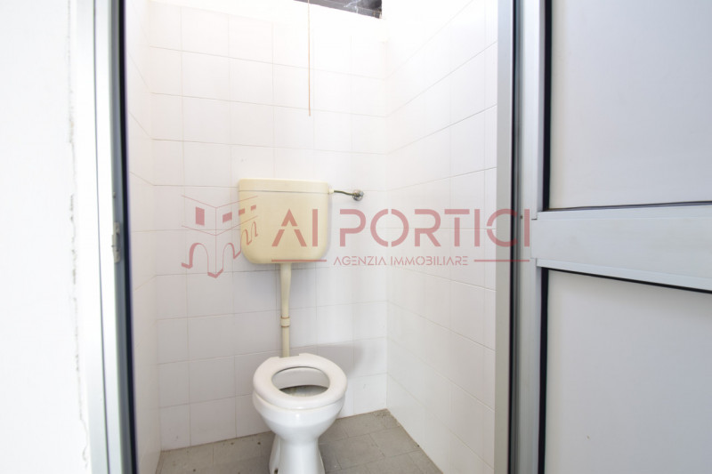 PONTELONGO - CAPANNONE fronte strada accostato di mq.554 calpestabili completo di uffici, servizi...