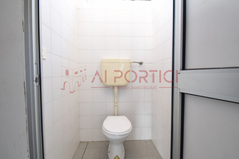 PONTELONGO - CAPANNONE fronte strada accostato di mq.554 calpestabili completo di uffici, servizi...