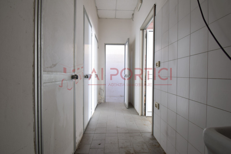 PONTELONGO - CAPANNONE fronte strada accostato di mq.554 calpestabili completo di uffici, servizi...