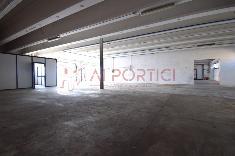 PONTELONGO - CAPANNONE fronte strada accostato di mq.554 calpestabili completo di uffici, servizi...