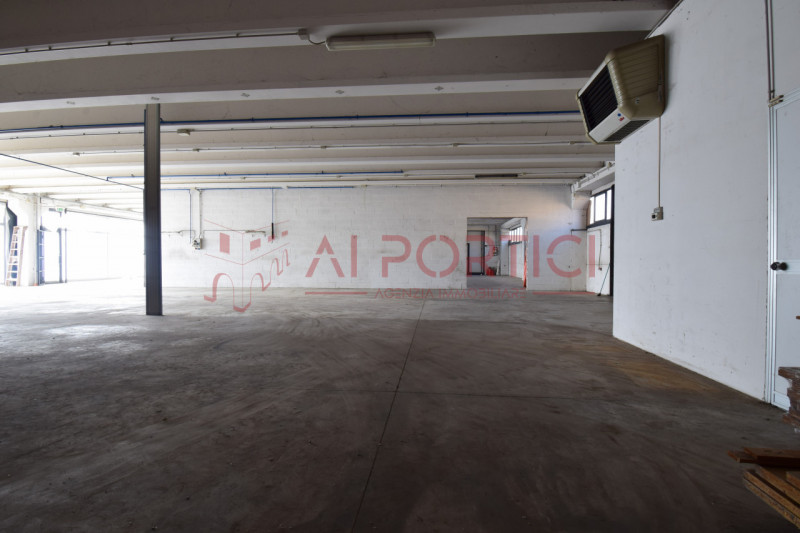 PONTELONGO - CAPANNONE fronte strada accostato di mq.554 calpestabili completo di uffici, servizi...