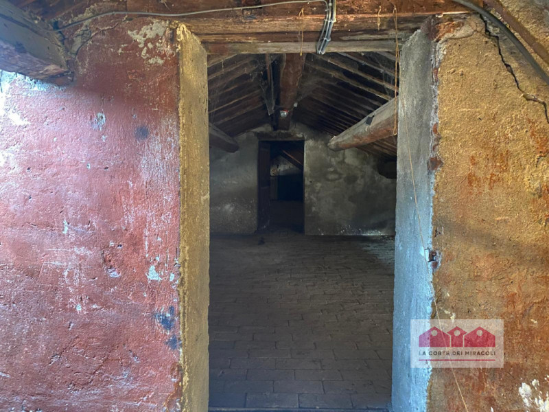 CORSO PALLADIO: IN PALAZZO STORICO OTTOCENTESCO DUE PIANI AMPI E LUMINOSI DA RISTRUTTURARE 550 MQ...