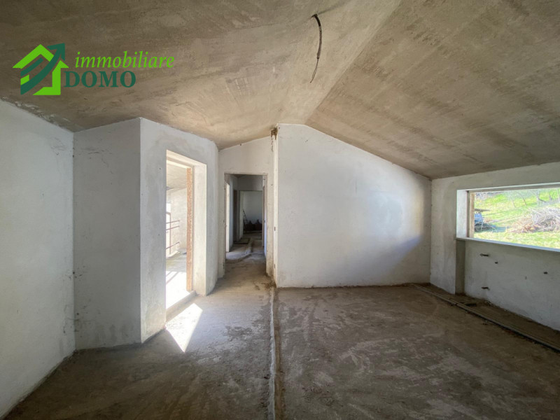 VALLI DEL PASUBIO: APPARTAMENTO BICAMERE CON GARAGE + CANTINA € 23.000
info 0445.824740 - 0445-52...