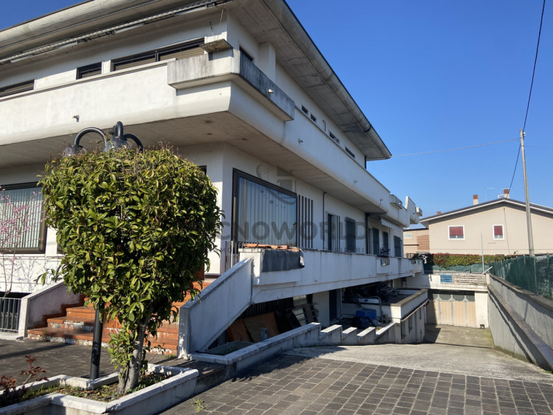 Presentiamo un'opportunità unica di investimento nel comune di Zanè, situato nella zona periferic...