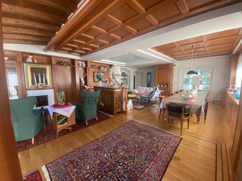 Presentiamo un'opportunità unica di investimento nel comune di Zanè, situato nella zona periferic...