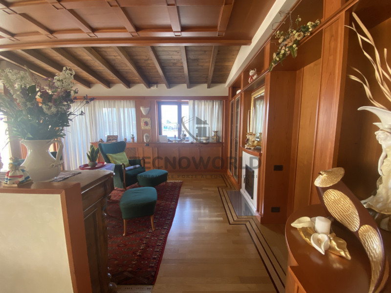 Presentiamo un'opportunità unica di investimento nel comune di Zanè, situato nella zona periferic...