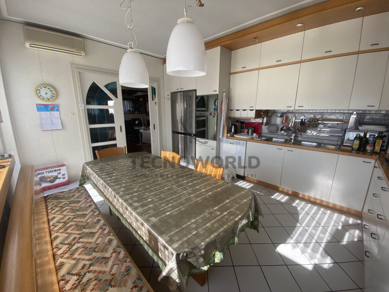 Presentiamo un'opportunità unica di investimento nel comune di Zanè, situato nella zona periferic...