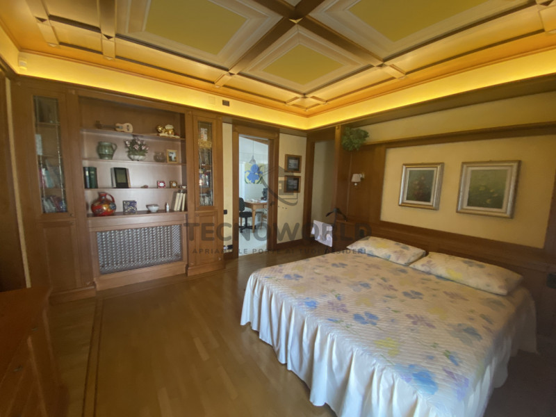 Presentiamo un'opportunità unica di investimento nel comune di Zanè, situato nella zona periferic...