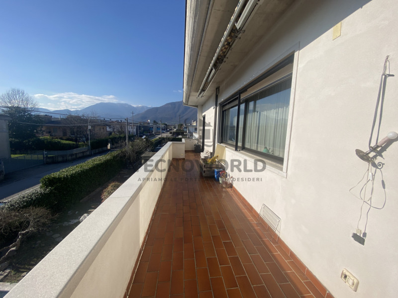 Presentiamo un'opportunità unica di investimento nel comune di Zanè, situato nella zona periferic...