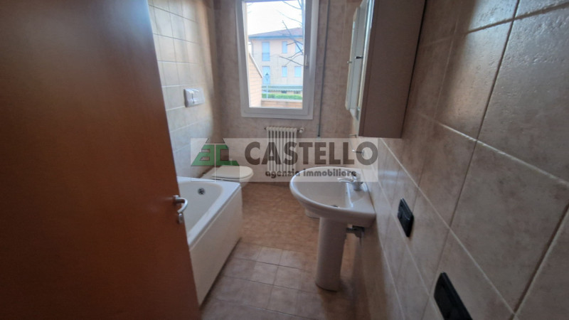 Curtarolo centro paese, in quartiere residenziale interessante appartamento con 2 camere libero d...