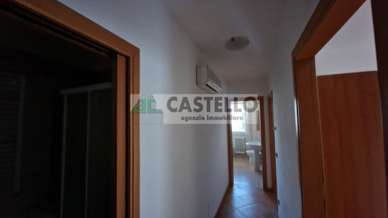 Curtarolo centro paese, in quartiere residenziale interessante appartamento con 2 camere libero d...