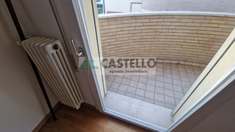 Curtarolo centro paese, in quartiere residenziale interessante appartamento con 2 camere libero d...