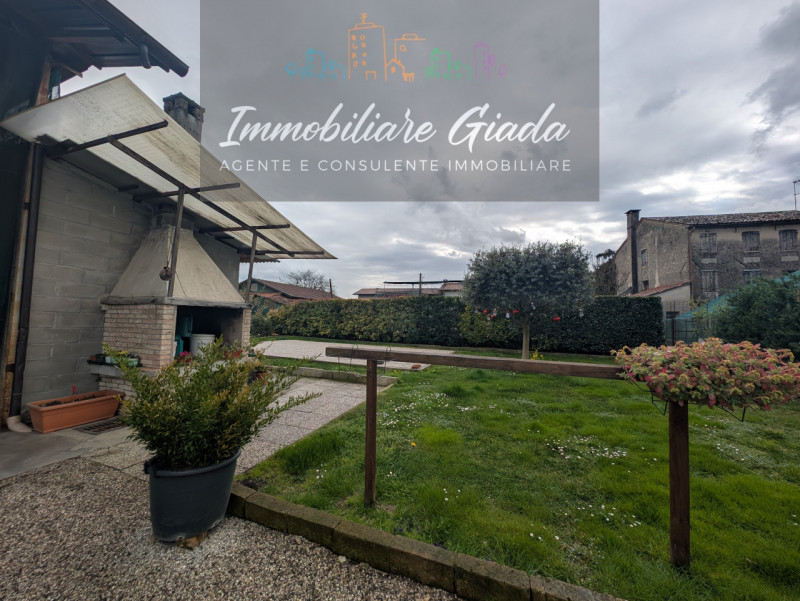 Questa casa singola terratetto, con una superficie totale di 208 mq, è l'ideale per chi cerca spa...