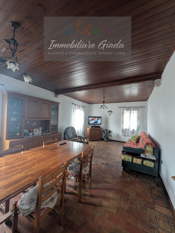 Questa casa singola terratetto, con una superficie totale di 208 mq, è l'ideale per chi cerca spa...