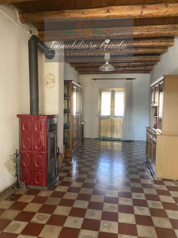 Questa casa singola terratetto, con una superficie totale di 208 mq, è l'ideale per chi cerca spa...