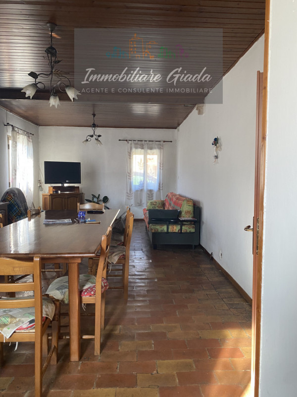 Questa casa singola terratetto, con una superficie totale di 208 mq, è l'ideale per chi cerca spa...