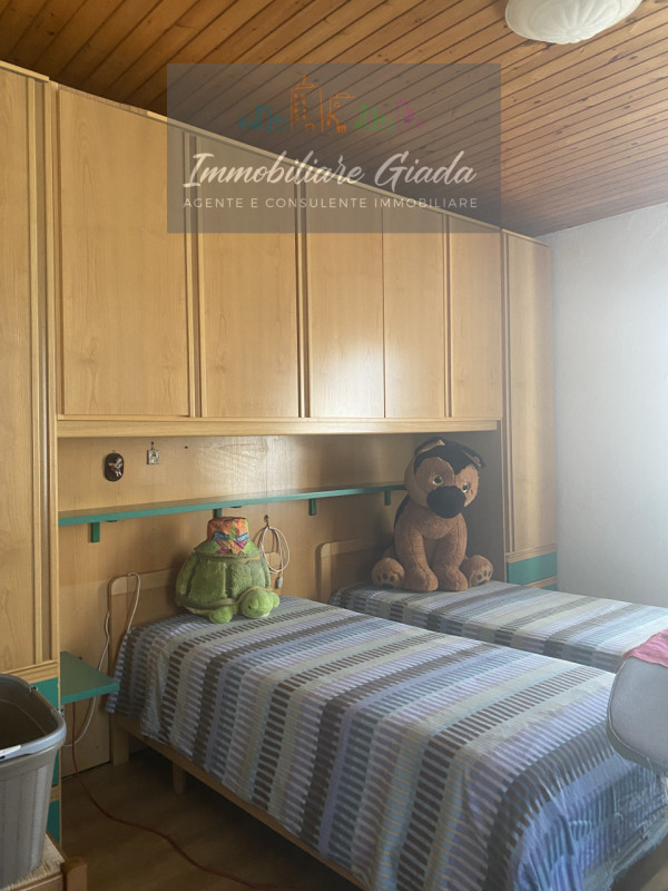 Questa casa singola terratetto, con una superficie totale di 208 mq, è l'ideale per chi cerca spa...