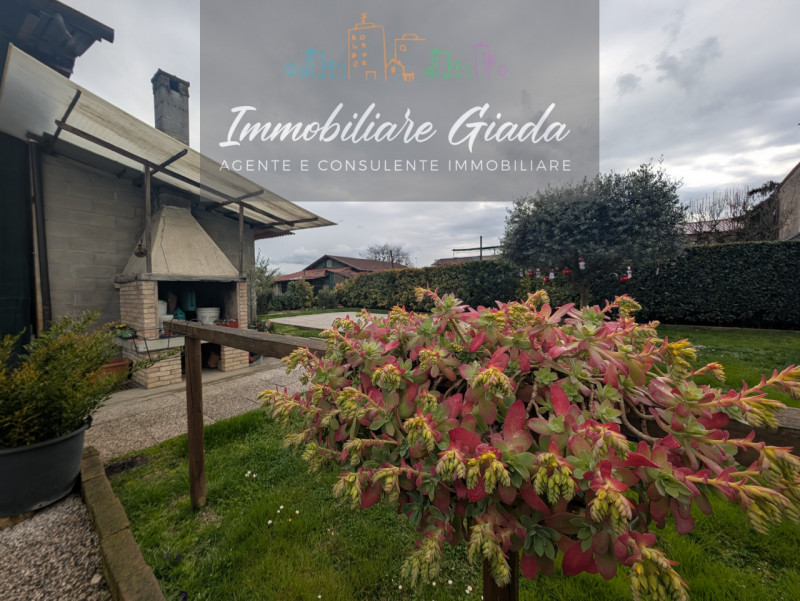 Questa casa singola terratetto, con una superficie totale di 208 mq, è l'ideale per chi cerca spa...