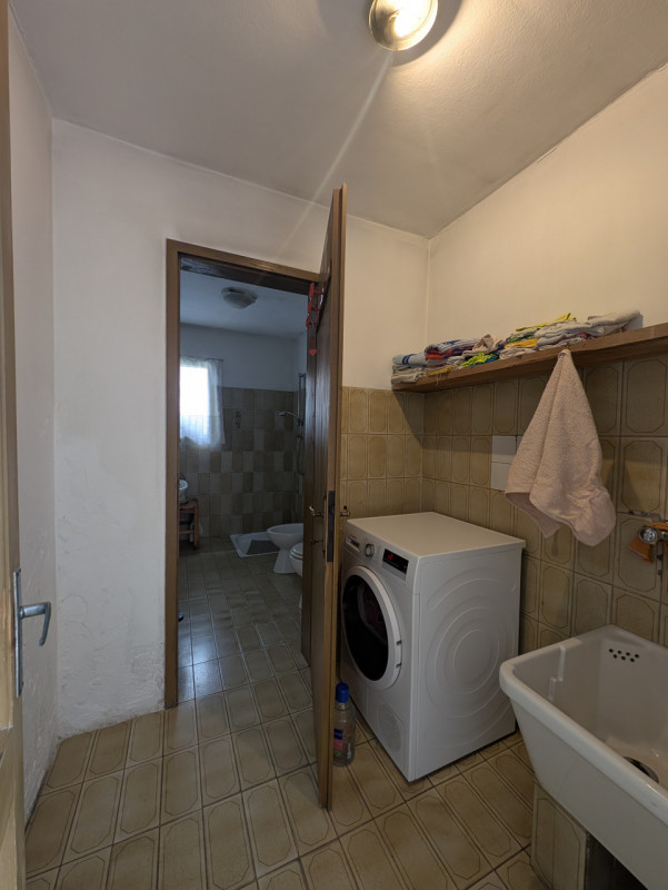 Questa casa singola terratetto, con una superficie totale di 208 mq, è l'ideale per chi cerca spa...