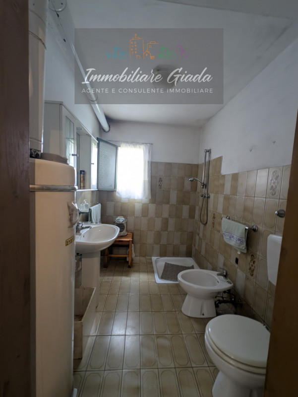 Questa casa singola terratetto, con una superficie totale di 208 mq, è l'ideale per chi cerca spa...